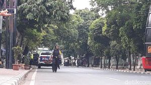 Foto: Gegana Turun Tangan Cek Benda Mencurigakan di Palmerah