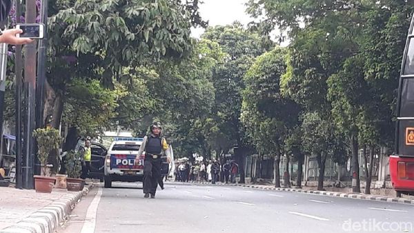 Foto: Gegana Turun Tangan Cek Benda Mencurigakan di Palmerah