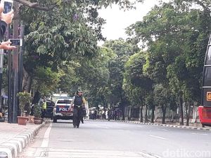 Foto: Gegana Turun Tangan Cek Benda Mencurigakan di Palmerah