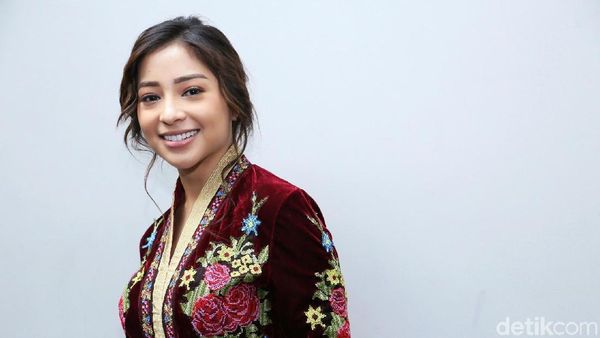 Penampilan Nikita Willy dengan Floral Dress