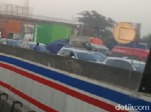 Ada Truk Mogok, Tol Cikampek Arah Bandung Macet 11 Km