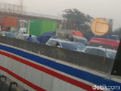 Ada Truk Mogok, Tol Cikampek Arah Bandung Macet 11 Km