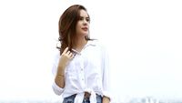 Gaya Stefhanie Zamora dengan Ripped Jeans