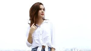 Gaya Stefhanie Zamora dengan Ripped Jeans