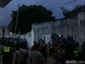 Pesilat yang Lempar Batu dan Bikin Onar di Madiun Diburu Polisi! Pesilat yang Lempar Batu dan Bikin Onar di Madiun Diburu Polisi!