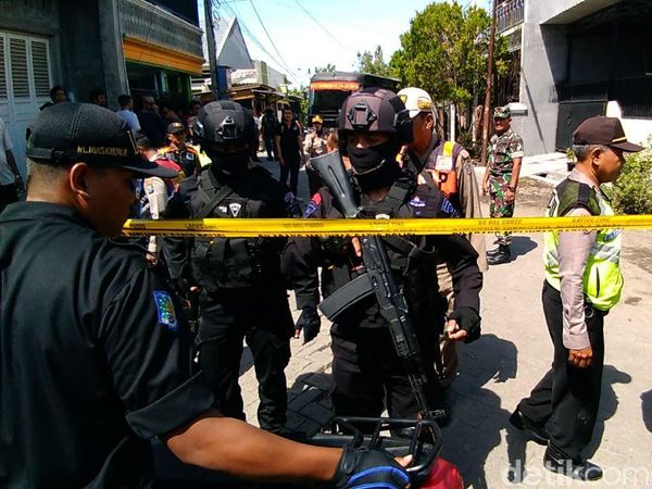 Densus 88 Geledah Rumah Kontrakan Bomber Polrestabes Surabaya