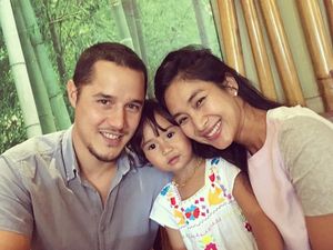 Ekspresi Ceria Keluarga Happy Salma