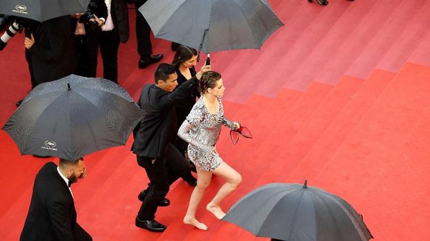 Kristen Stewart nyeker di Cannes 2018