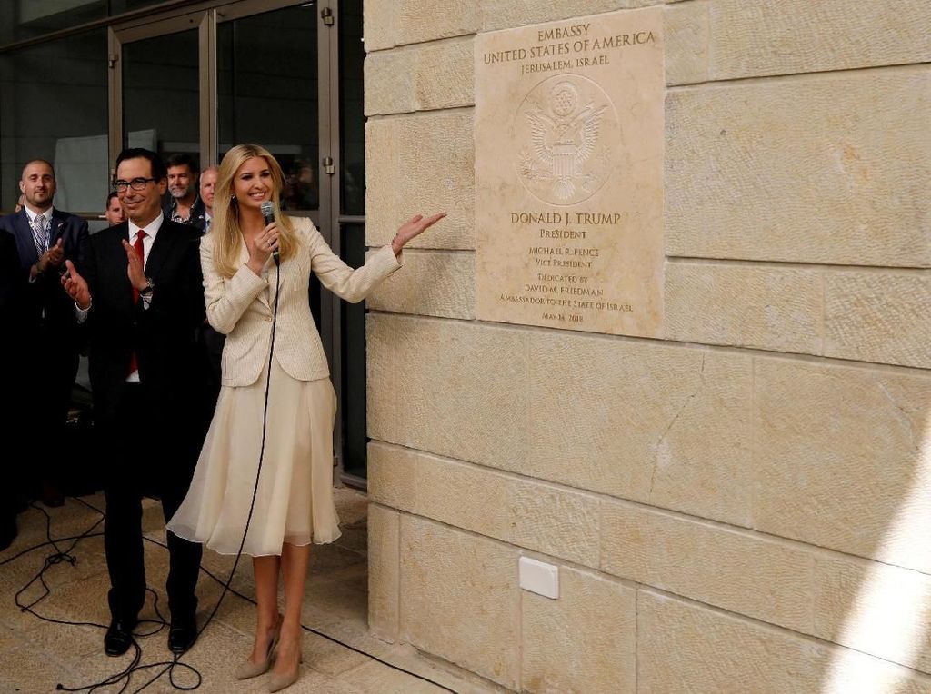 Ivanka Trump Pakai Baju Rp 51 Juta Saat Buka Kedubes AS di Yerusalem Ivanka Trump Pakai Baju Rp 51 Juta Saat Buka Kedubes AS di Yerusalem