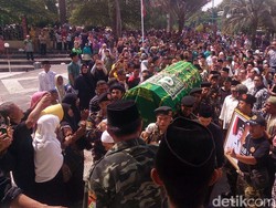 Ribuan Orang Antar Jenazah Ki Enthus ke Peristirahatan Terakhir