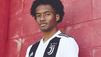 Jersey kandang untuk musim 2018/2019 ini dikeluarkan selang dua hari setelah memastikan diri merebut Scudetto yang ketujuh secara beruntun. Cuadrado terlibat dalam model dalam perkenalan jersey ini. (Foto: Twitter @juventusfc)