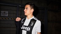 Tak ada banyak motif garis di jersey kali ini. Adidas selaku apparel jersey Juventus cuma menggunakan dua motif garis hitam di bagian depan. (Foto: Twitter @adidasfootball)