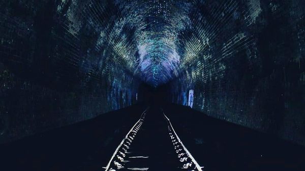 Foto: Terowongan yang Bercahaya Karena Cacing