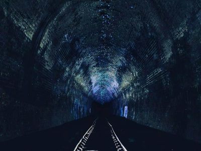 Foto: Terowongan yang Bercahaya Karena Cacing