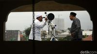 Meneropong Hilal di Masjid Al-Musyariin Jakbar