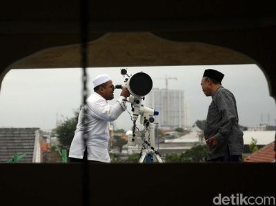 Meneropong Hilal di Masjid Al-Musyariin Jakbar