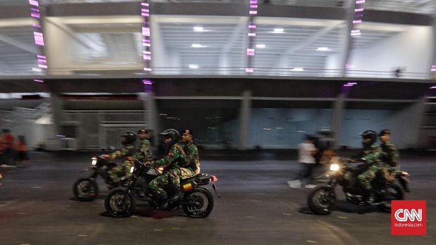 Pengamanan di sekitar area SUGBK pada laga Persija vs Home United.