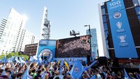 City menggelar perayaan gelar pada Senin (14/5/2018). Ribuan fans memadati pusat kota Manchester. (Foto: Andrew Boyers/Action Images via Reuters)