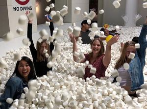 Foto: Wah! Pameran Ini Isinya Permen-permen Instagrammable