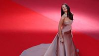 Foto: Parade Gaun Seksi Bella Hadid di Cannes, dari Dior sampai Elie Saab