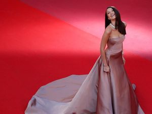 Foto: Parade Gaun Seksi Bella Hadid di Cannes, dari Dior sampai Elie Saab
