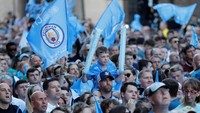 Fans The Citizens memadati area perayaan, termasuk anak-anak, dengan berbagai atribut tim. (Foto: Andrew Boyers/Action Images via Reuters)