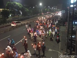Sambut Ramadan, Warga di Jaktim Pawai Obor ke Jalan Raya