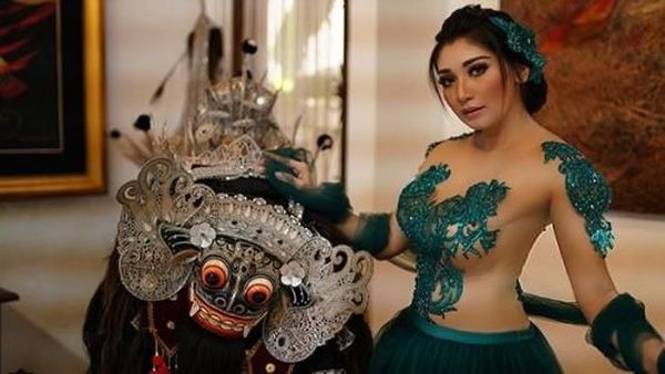 Foto Baby Margaretha dengan Gaun Hijau yang Bikin Salah Fokus