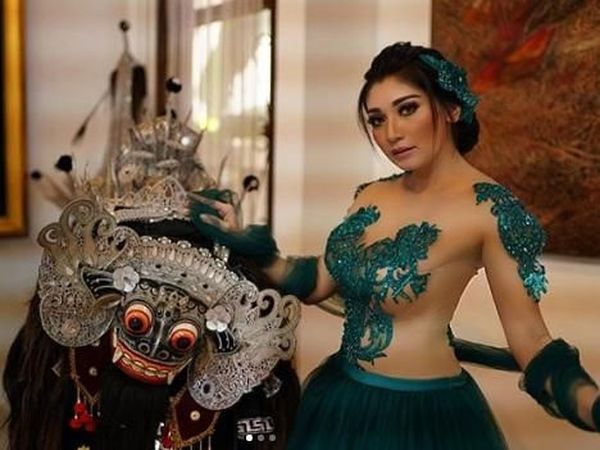 Foto Baby Margaretha dengan Gaun Hijau yang Bikin Salah Fokus