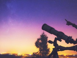 Asteroid Hilang Sebesar Lapangan Bola Melintasi Bumi Malam Ini