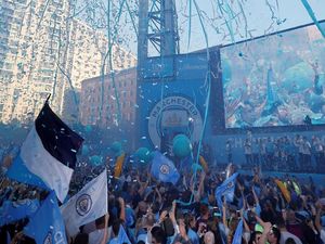 Foto: City Rayakan Gelar Juara, Manchester Membiru Foto: City Rayakan Gelar Juara, Manchester Membiru