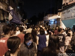 Polisi Jaga Ketat Lokasi Baku Tembak Densus, 1 Ambulans Keluar