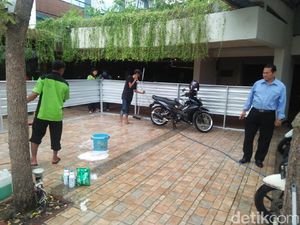 Petugas Gereja GKI Bersihkan Bercak Darah Sisa Bom Bunuh Diri