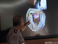 Polisi Beberkan Barang Bukti dan Bahan Peledak Teroris Surabaya