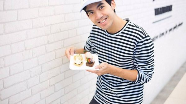 Gantengnya Chantavit Dhanasevi Saat Makan Steamboat hingga Cupcakes
