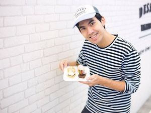 Gantengnya Chantavit Dhanasevi Saat Makan Steamboat hingga Cupcakes