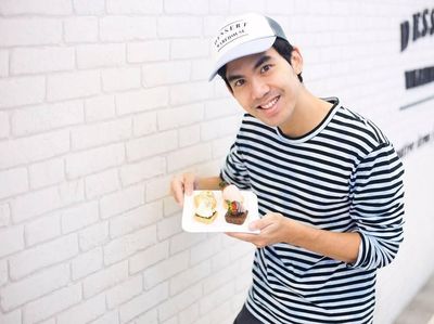 Gantengnya Chantavit Dhanasevi Saat Makan Steamboat hingga Cupcakes