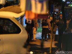 Gegana Ledakkan Bom di Kos Terduga Teroris Surabaya Gegana Ledakkan Bom di Kos Terduga Teroris Surabaya