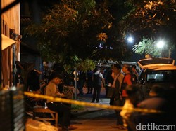 Risma Datang ke Lokasi Kos Terduga Teroris di Surabaya