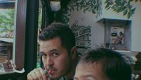Begini Gaya Pereli Rifat Sungkar Saat Makan Bareng Istri dan Keluarganya