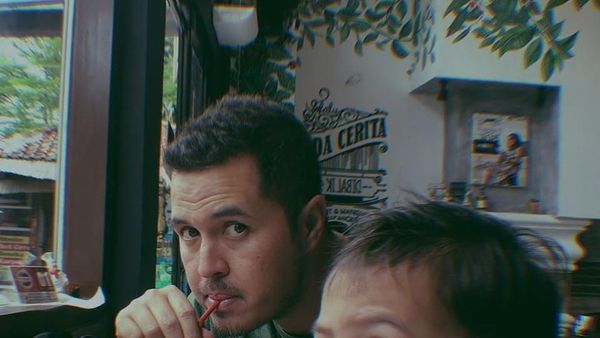 Begini Gaya Pereli Rifat Sungkar Saat Makan Bareng Istri dan Keluarganya