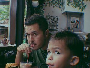 Begini Gaya Pereli Rifat Sungkar Saat Makan Bareng Istri dan Keluarganya