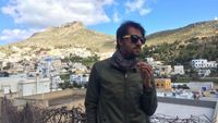 Ini Aksi Bront Palarae, si Bapak Pengabdi Setan Saat Ngopi dan Makan Sate