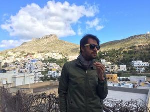 Ini Aksi Bront Palarae, si Bapak Pengabdi Setan Saat Ngopi dan Makan Sate