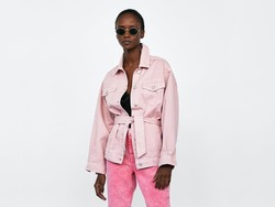 7 Jaket Jeans Warna Cerah yang Bisa Bikin Gaya Hangout Lebih Ceria