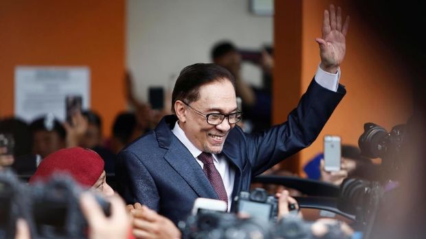 Anwar Ibrahim saat dibebaskan, Rabu (16/5).