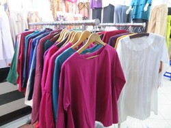 Baju Impor Asal China Banjiri Pasar Tanah Abang