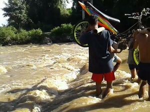 Jembatan Mangkrak, Warga Bopong Motor Seberangi Sungai