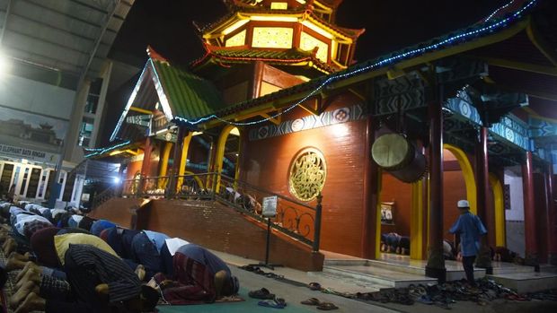 Presiden Joko Widodo (keempat kanan) bersama sejumlah menteri menunaikan salat sunnah sebelum menjalani salat tarawih di Masjid Istiqlal, Jakarta, Rabu (16/5). Pemerintah menetapkan 1 Ramadan 1439 Hijriyah jatuh pada Kamis (17/5). ANTARA FOTO/Wahyu Putro A/foc/18.