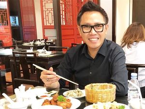 Gemar Makan Sate dan Nasi Pecel, Ini Potret Seru Eko Patrio Ketika Kulineran